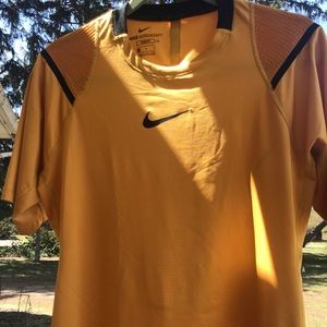 Nike Aeroadapt slim fit Mens size Medium shirt